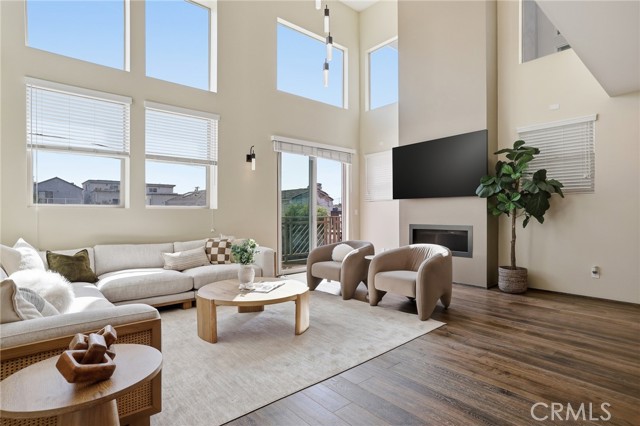 Detail Gallery Image 5 of 67 For 1745 Spreckels Ln, Redondo Beach,  CA 90278 - 3 Beds | 4/1 Baths