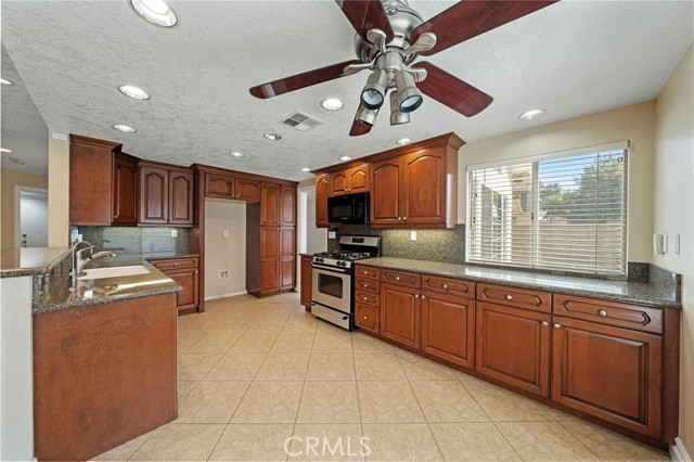 Detail Gallery Image 13 of 43 For 10059 Rock Hill, Moreno Valley,  CA 92557 - 4 Beds | 3 Baths