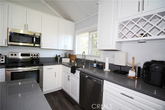 Detail Gallery Image 4 of 18 For 30904 Live Oak Dr, Running Springs,  CA 92382 - 2 Beds | 2 Baths