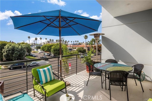 Detail Gallery Image 7 of 26 For 700 Broadway, Redondo Beach,  CA 90277 - 4 Beds | 3/1 Baths