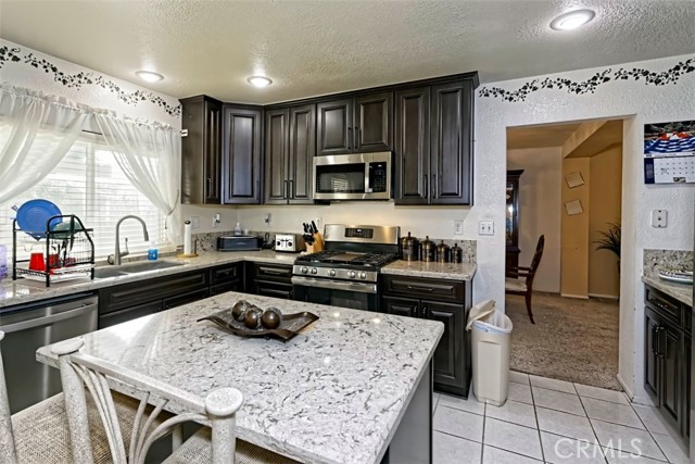 Detail Gallery Image 9 of 41 For 15605 Fairbanks Dr, Victorville,  CA 92394 - 6 Beds | 3/1 Baths