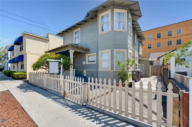 Detail Gallery Image 2 of 33 For 624 Cedar Ave, Long Beach,  CA 90802 - 3 Beds | 2 Baths