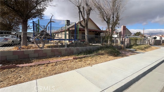 Detail Gallery Image 2 of 15 For 15843 M St, Mojave,  CA 93501 - 2 Beds | 1 Baths