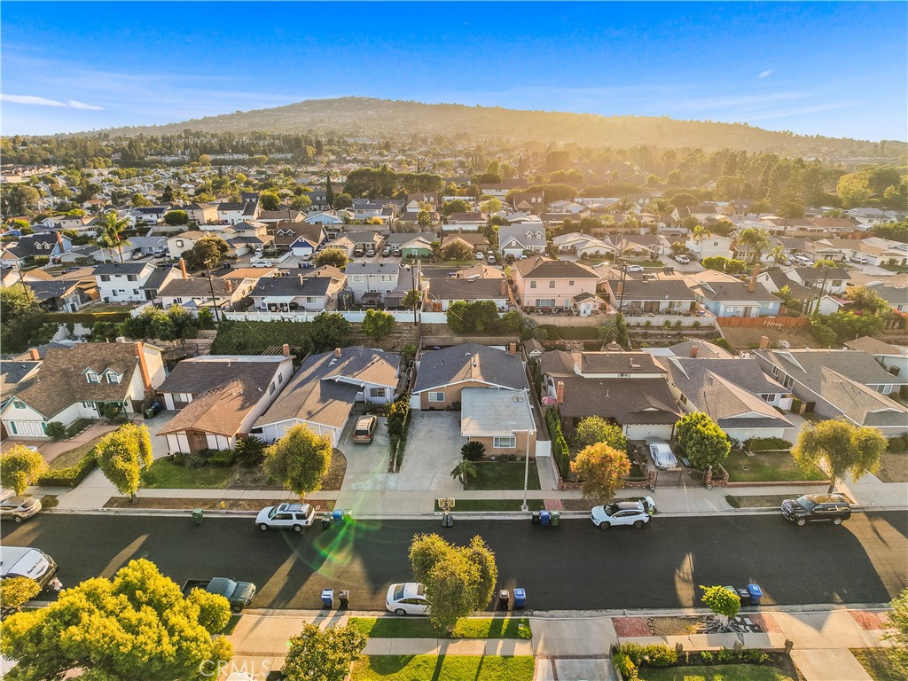 https://media.crmls.org/medias/d4bb651b-9d08-46da-b227-770a9c146935.jpg?preset=X-Large