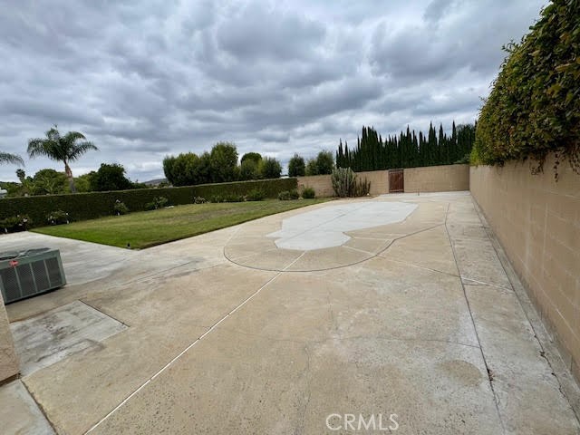 https://media.crmls.org/medias/d4bc147f-a947-4308-bef3-9ddee93a8134.jpg?preset=X-Large