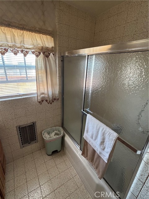 Detail Gallery Image 8 of 15 For 2403 W 116th, Hawthorne,  CA 90250 - 3 Beds | 2 Baths