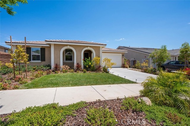 Detail Gallery Image 4 of 67 For 2521 Santa Fiora Dr, Corona,  CA 92882 - 4 Beds | 2/1 Baths