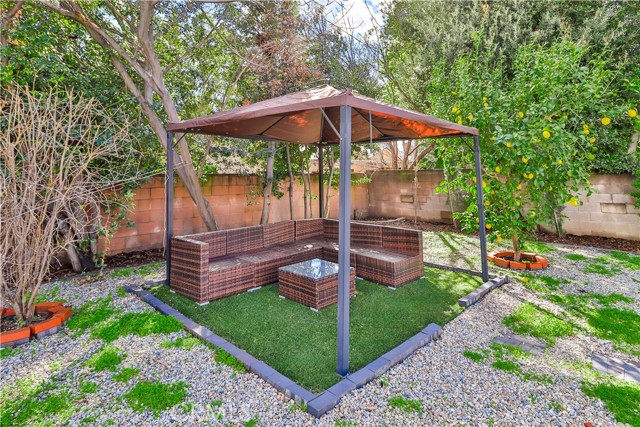 21032 Cantara Street, Canoga Park CA: https://media.crmls.org/medias/d4c39327-c8dd-44c5-a318-63dd7ec88782.jpg