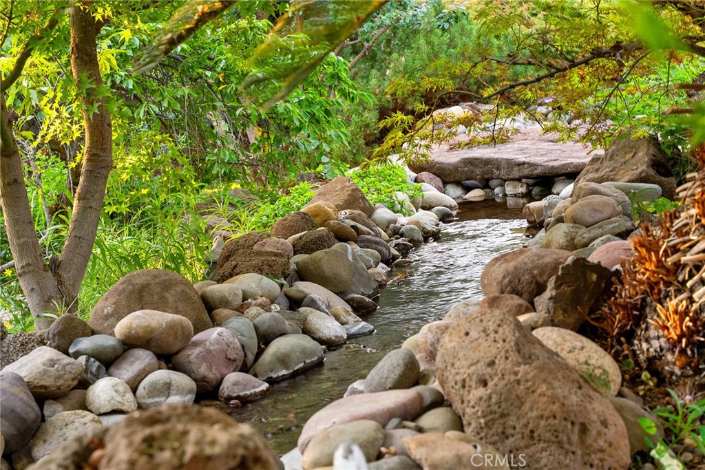 https://media.crmls.org/medias/d4c492a4-9c9b-4d0f-a33d-d51286d58cc1.jpg?preset=X-Large