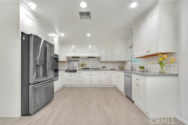 730:  Remodeled Chef's Kitchen with stainless steel appliances