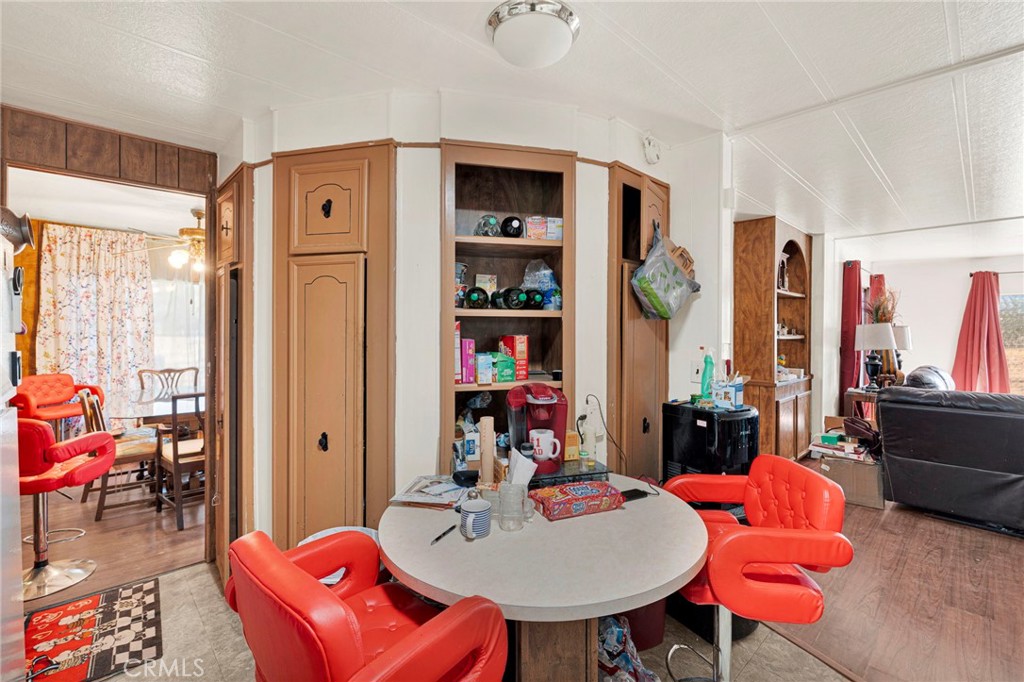 https://media.crmls.org/medias/d4cccdc0-edd9-4305-b5a4-0242da8402e8.jpg?preset=X-Large