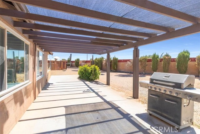 10715 Wakefield E Street, Adelanto CA: https://media.crmls.org/medias/d4d3ef22-9efd-4e50-b4e5-362b039d4301.jpg