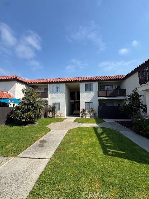 16102 Malaga Lane, Huntington Beach CA: https://media.crmls.org/medias/d4d66df5-c8b4-4f4b-b024-6c4458595286.jpg