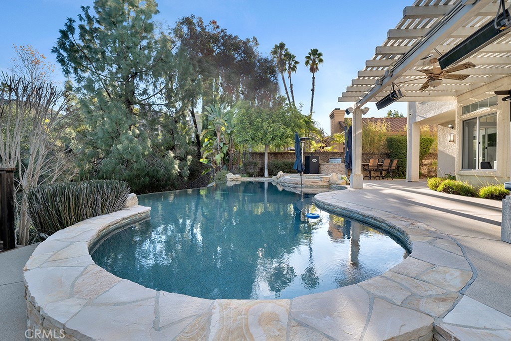 https://media.crmls.org/medias/d4d7f2e2-8561-4071-b90d-77c5b4ec55f5.jpg?preset=X-Large