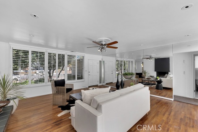 5217 Canoga Avenue, Woodland Hills CA: https://media.crmls.org/medias/d4d85999-786a-4bb8-b6ee-584d8a29685e.jpg