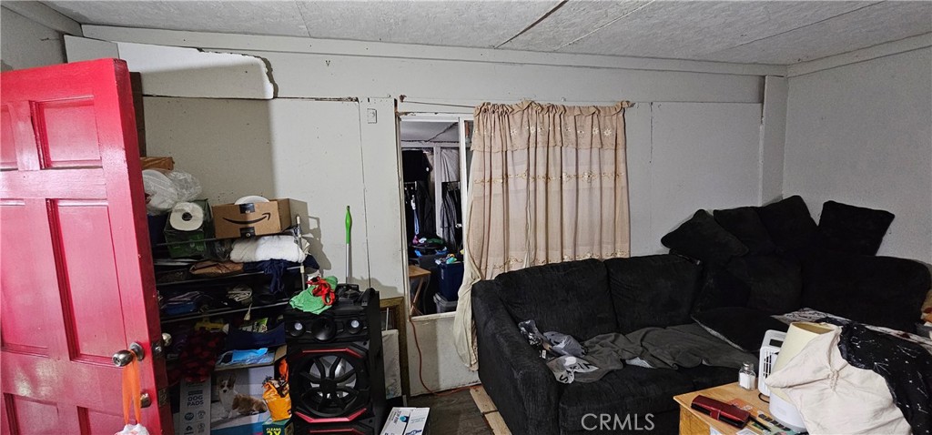 https://media.crmls.org/medias/d4dd3328-fd85-410a-afef-4346e3771138.jpg?preset=X-Large
