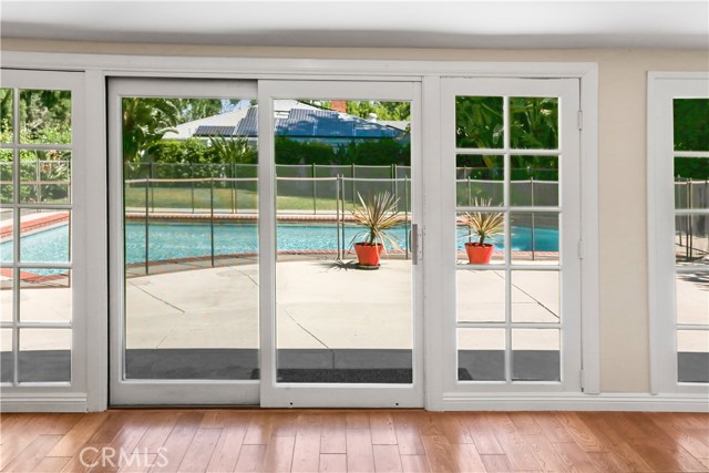 Detail Gallery Image 9 of 40 For 22841 Mariano St, Woodland Hills,  CA 91367 - 3 Beds | 3 Baths