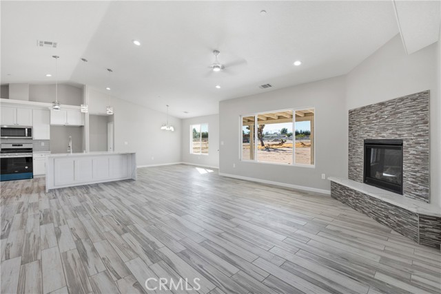 Detail Gallery Image 4 of 51 For 9028 8th Ave, Hesperia,  CA 92345 - 4 Beds | 2/1 Baths