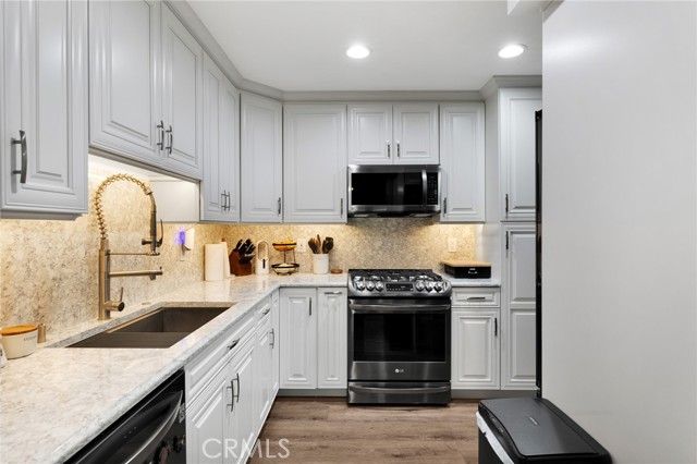 Detail Gallery Image 1 of 1 For 27128 Hidaway Ave #4,  Canyon Country,  CA 91351 - 2 Beds | 1/1 Baths