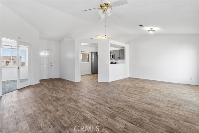 Detail Gallery Image 4 of 21 For 1049 Barrington, Rosamond,  CA 93560 - 3 Beds | 2 Baths