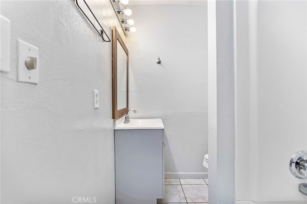 https://media.crmls.org/medias/d4e51e65-0d99-468a-873c-5a975576dc58.jpg?preset=X-Large