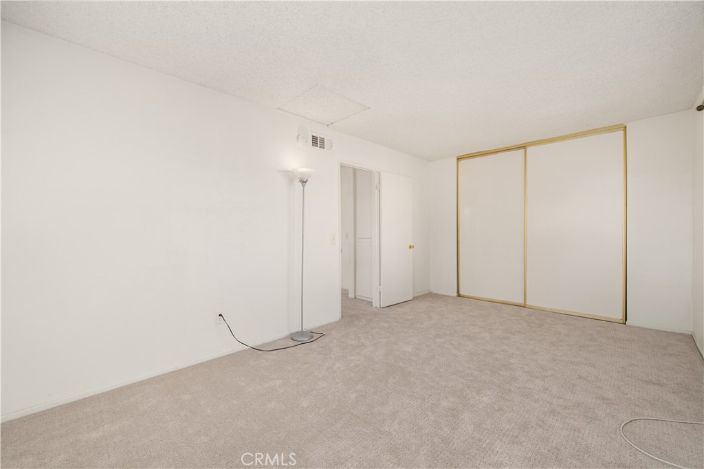 https://media.crmls.org/medias/d4e51fc2-fd3e-48e4-8df9-cf1442be5a08.jpg?preset=X-Large