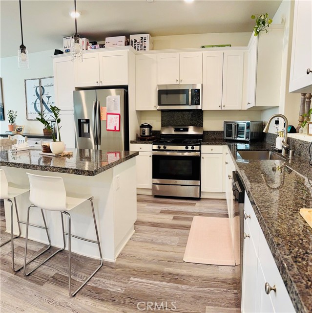 13949 Blossom Way, Eastvale CA: https://media.crmls.org/medias/d4e57acd-6e3c-426d-a649-0d5028aebd86.jpg