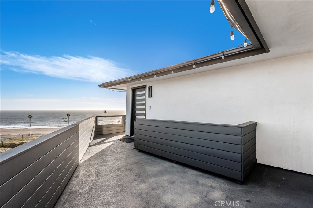 There are pano views, ocean breezes, sunsets and sunlight from multiple areas of this modern home.
