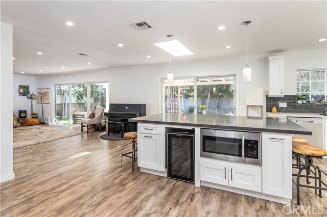 Detail Gallery Image 5 of 23 For 6624 Mammoth Ave, Van Nuys,  CA 91405 - 4 Beds | 3 Baths