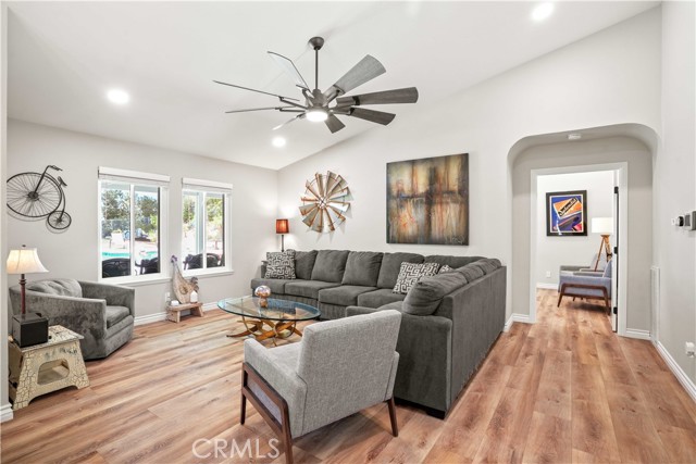 319 Cheerful Court, Simi Valley CA: https://media.crmls.org/medias/d4e831f1-bb32-43d2-80f3-b42231c27f6a.jpg