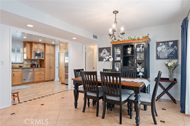 Detail Gallery Image 6 of 27 For 11917 Paso Robles, Granada Hills,  CA 91344 - 3 Beds | 2 Baths