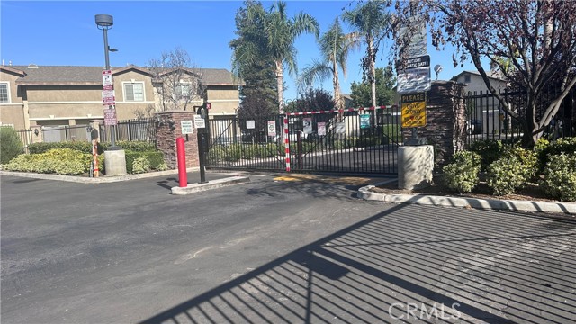 600 Hosking Avenue, Bakersfield CA: https://media.crmls.org/medias/d4ea7274-e94a-49fa-a41e-102f3900721f.jpg