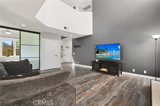 Detail Gallery Image 10 of 48 For 9400 1/2 Noble, North Hills,  CA 91343 - 5 Beds | 3 Baths