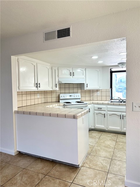 Detail Gallery Image 4 of 21 For 2511 N Knoll Ave, Fresno,  CA 93722 - 3 Beds | 2/1 Baths