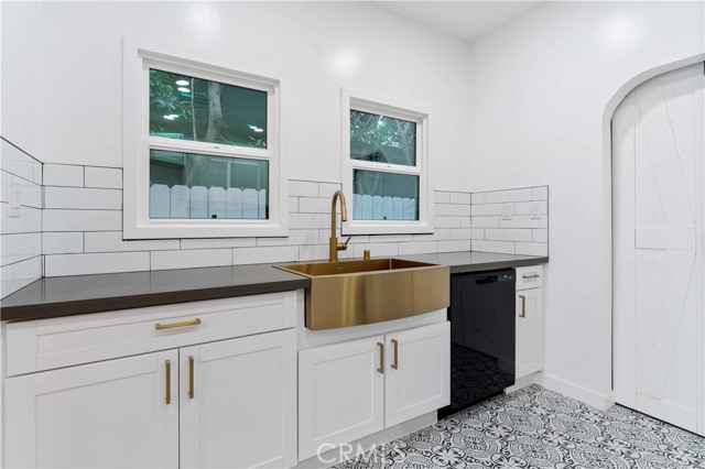 1236 S Cloverdale Avenue, Los Angeles CA: https://media.crmls.org/medias/d4ecaf0e-a9a8-4294-ac62-f15c0eaab51d.jpg