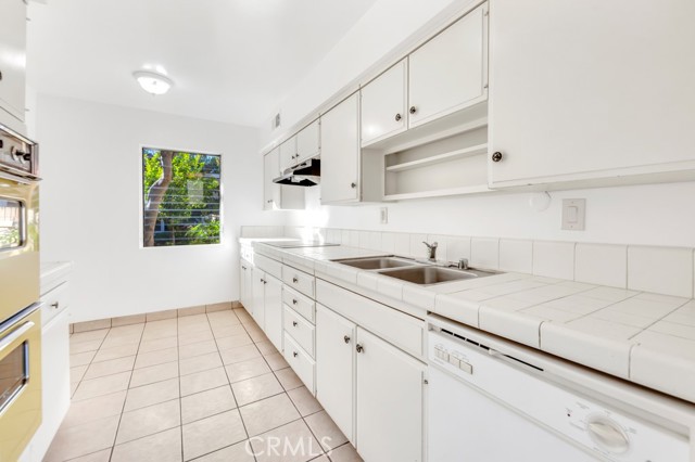 Detail Gallery Image 7 of 50 For 8100 Canby Ave #4,  Reseda,  CA 91335 - 2 Beds | 2 Baths