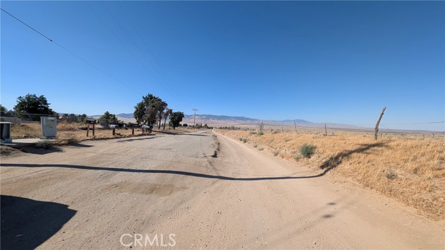 275 W Avenue B, Lancaster CA: https://media.crmls.org/medias/d4ee2581-4999-401f-9ada-1f635f0846da.jpg