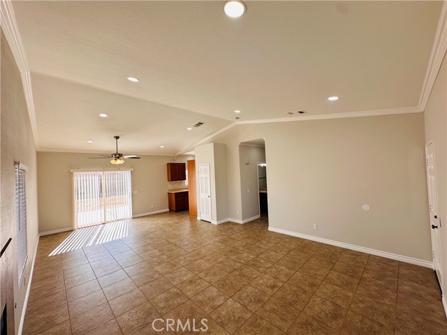 Detail Gallery Image 4 of 14 For 14995 Hopland, Victorville,  CA 92394 - 3 Beds | 2 Baths