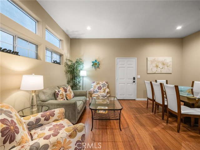 Detail Gallery Image 11 of 34 For 210 6th, Huntington Beach,  CA 92648 - 3 Beds | 2/2 Baths