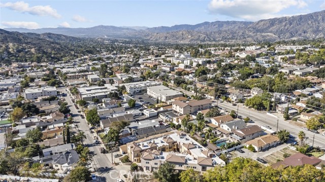 Detail Gallery Image 3 of 46 For 6939 Greeley St #101,  Tujunga,  CA 91042 - 3 Beds | 2 Baths