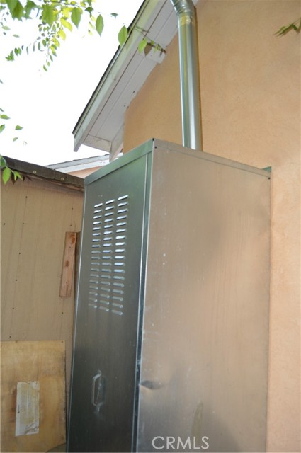 24758 Chestnut St, Newhall CA: https://media.crmls.org/medias/d4fcfb24-50c0-4ee2-b369-25b3f12f40c7.jpg