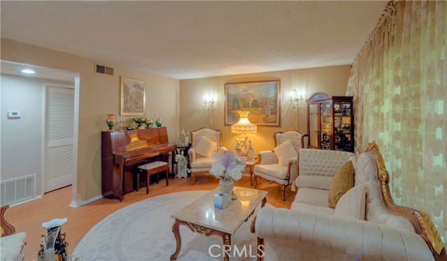 811 N Columbus Avenue, Glendale CA: https://media.crmls.org/medias/d500c7df-6c7b-472c-9b19-0a10d6bdbc52.jpg