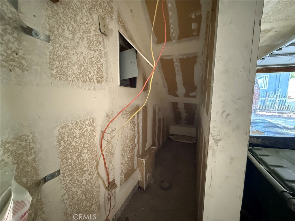 https://media.crmls.org/medias/d5015df4-e2b1-45a6-8317-4779f2b4cbc0.jpg?preset=X-Large