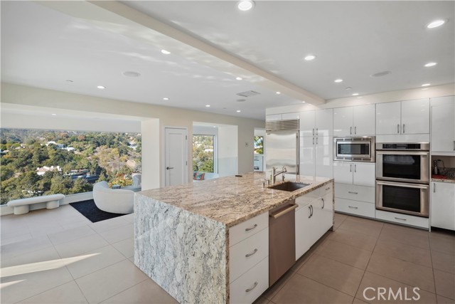 Detail Gallery Image 11 of 46 For 9716 Oak Pass Rd, Beverly Hills,  CA 90210 - 6 Beds | 3/2 Baths