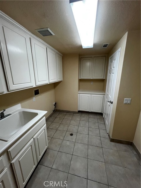 7090 Cottage Grove Drive, Eastvale CA: https://media.crmls.org/medias/d50bcb41-416a-4cac-8eea-44031c9a7c18.jpg