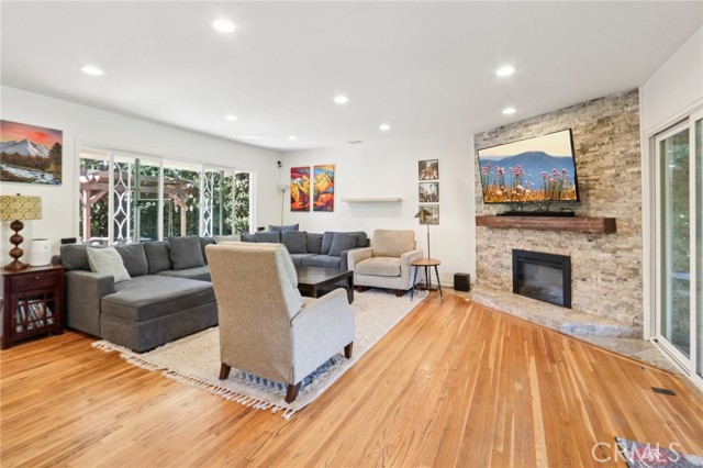 18937 Sylvan Street photo 8