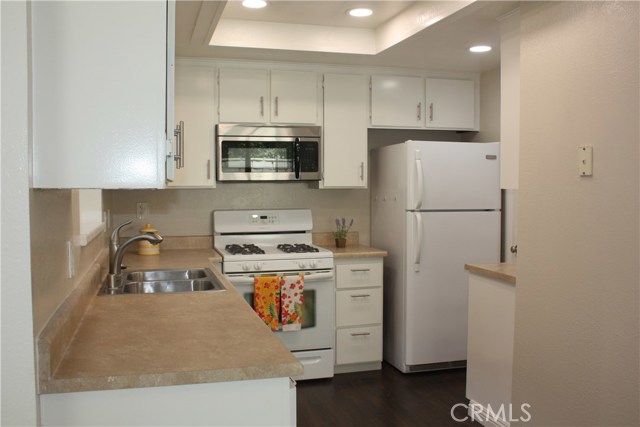 Detail Gallery Image 5 of 22 For 17041 a Ln #B,  Huntington Beach,  CA 92647 - 2 Beds | 2 Baths