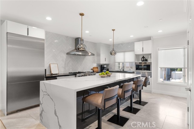302 Carnation Avenue, Corona del Mar CA: https://media.crmls.org/medias/d5131f6f-8ffa-4d8e-8e10-2b38863d308c.jpg