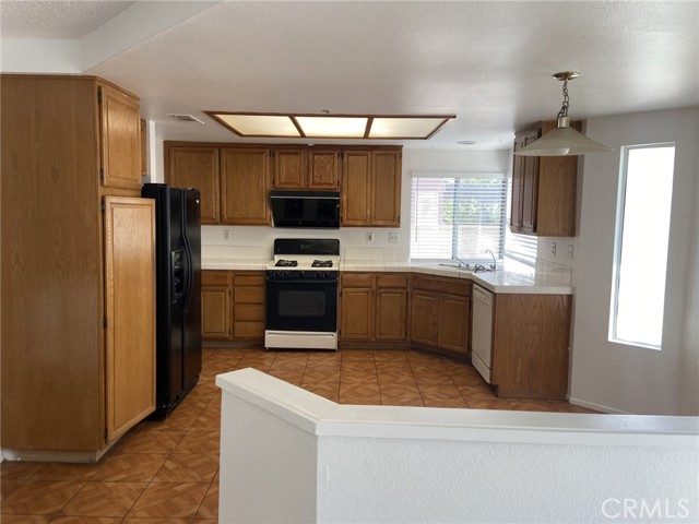 Detail Gallery Image 4 of 14 For 14049 La Salle Ct, Fontana,  CA 92336 - 4 Beds | 3 Baths