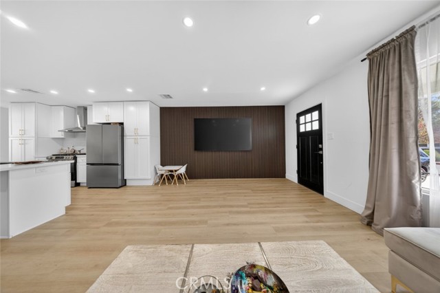 Detail Gallery Image 8 of 33 For 17007 Bassett St, Van Nuys,  CA 91406 - 4 Beds | 2 Baths